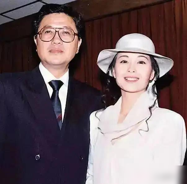 伍咏薇，真是个传奇！

她是《天地男儿》中罗惠芳，也是《金霄大厦2》中芬姐。
