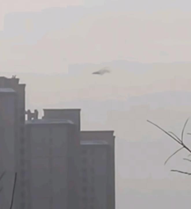 长春现烟雾状不明飞行物。

2月7日，吉林长春。网友发布视频，早上雪天出现烟雾状