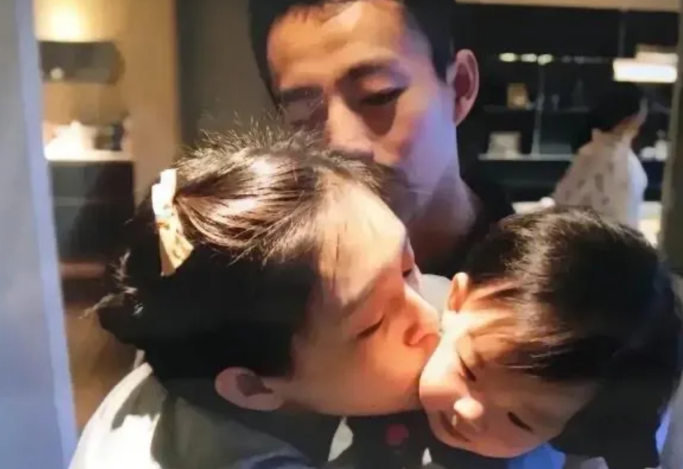 大S去世后，小S对姐姐的一双儿女确实关心不够，从三点能够看出来。

首先，大S去
