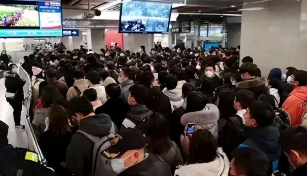 北京地铁一年亏损229亿！地铁早高峰不叫人挤人简直是人贴人，连抬手的空隙都没有。