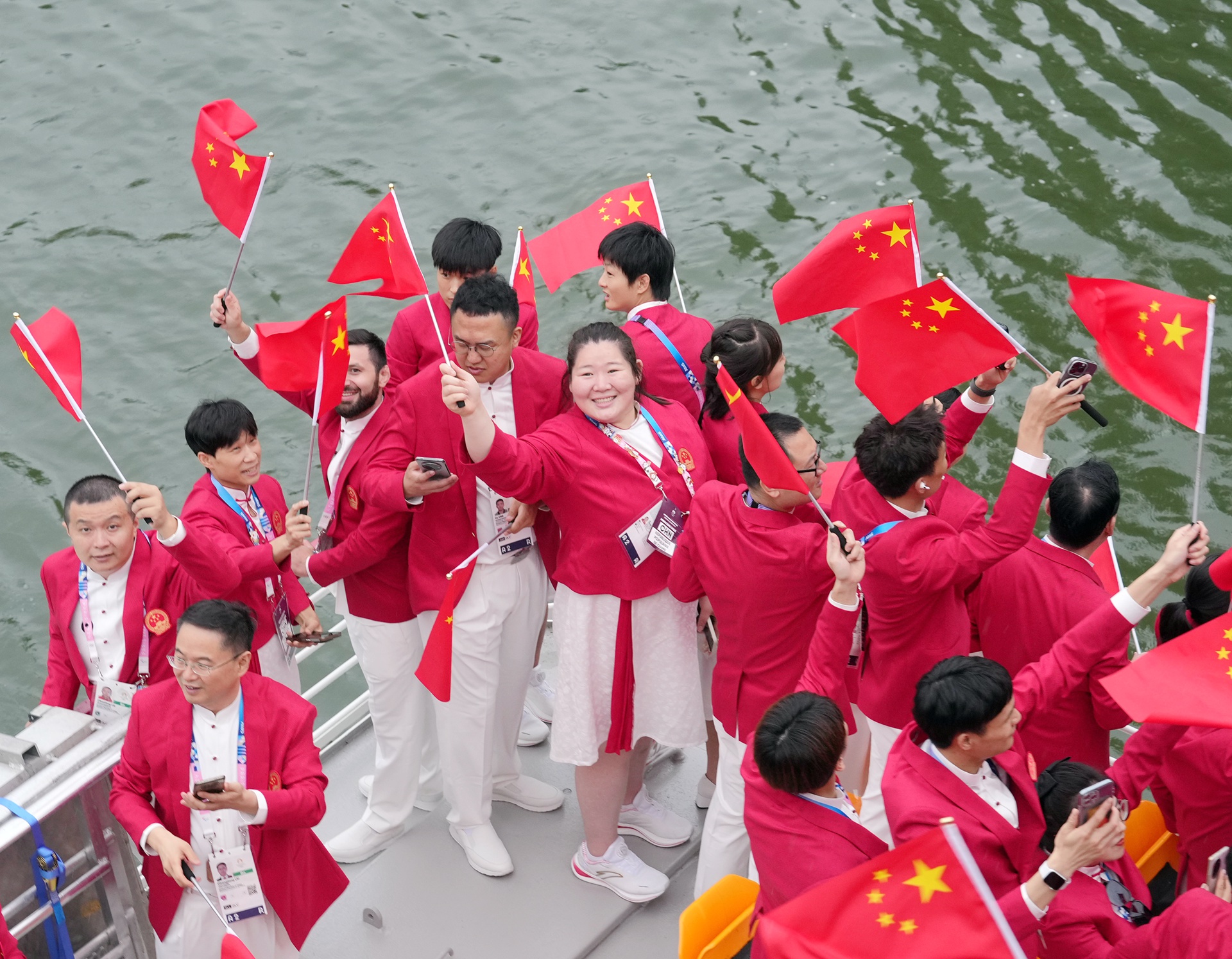 中奥运会代表团向着未来出发……
中国奥委会自从恢复合法席位以来，走过了波澜壮阔的