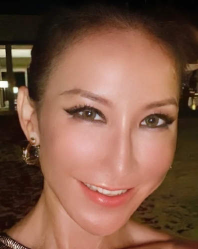 李玟在镜头前一直都是活力四射的微笑女神，可是微笑背后、舞台背后、明星光环背后全是
