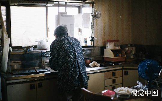 全家囚禁奶奶，不让她去西藏看雪山，我带着奶奶出逃：“人生就活这一次，你管他们去死！”