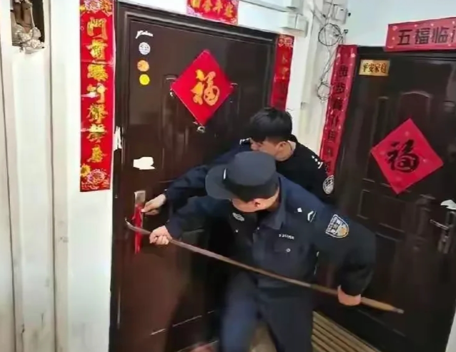 贵州，4名民警凌晨，到一男子家门口传唤男子，遭到对方拒绝，岂料，民警竟强行攻入男