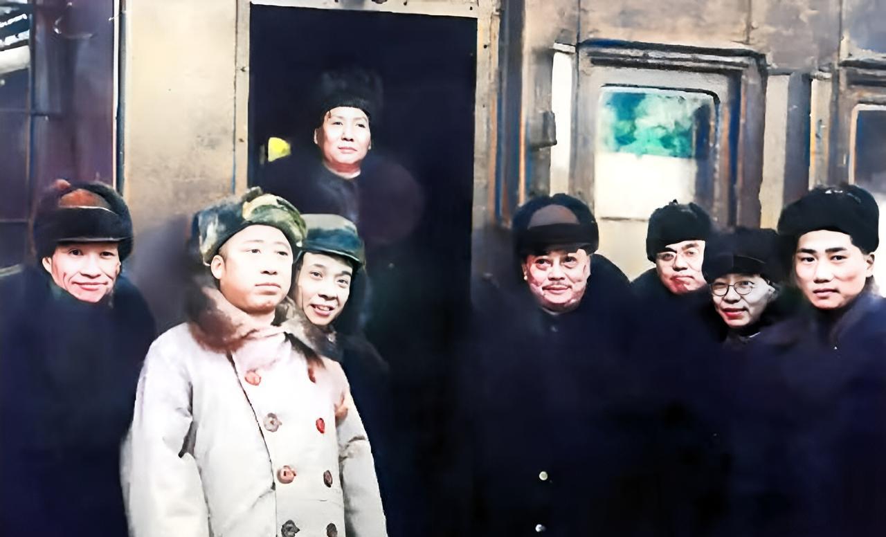 1949年12月，毛主席乘火车前往苏联访问。这也是毛主席一生中第一次出国访问。因