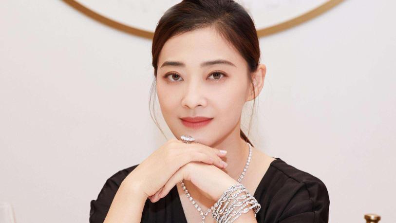 演员梅婷：拒绝名导演，为前夫花400万，二婚嫁摄影师现状如何？