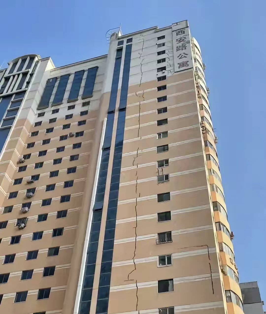 大家发现了吗
现在都在唱衰房价
大家知不知道
如果房子真的跌的一文不值
那我们就