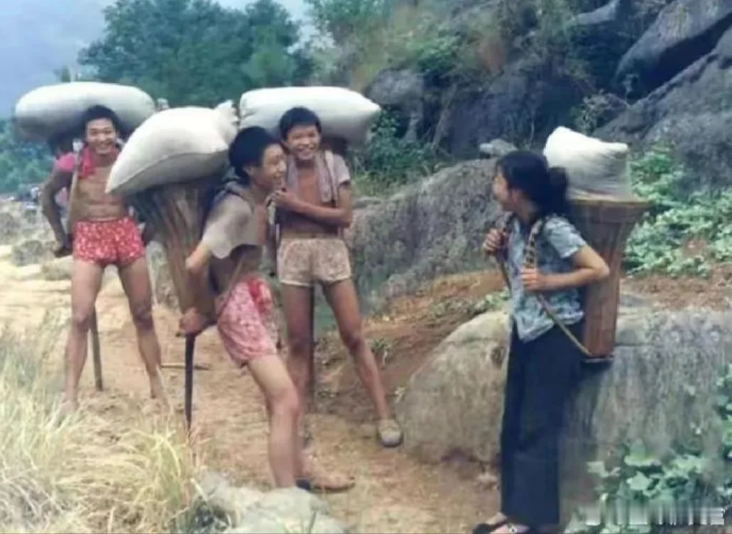 1984年，四川省巫山县，几个高中生背粮食去学校，学校离他们家有十余公里，那时学
