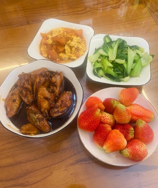 昨晚打麻将回来晚了，婆婆和我吵了一架，骂我骂的很难听，今天早上她给我做了饭，我要