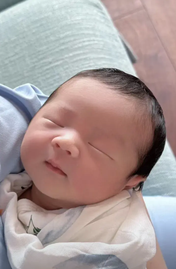 孩子十二个阶段跟谁亲？
​第一：婴儿期：跟妈妈亲。
第二：幼儿期：依然主要跟妈妈