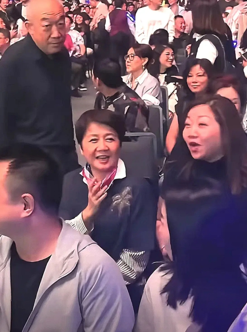 刀郎演唱会来了一个有点名气的农民……
这个农民，
保养得挺好的，
明显是“先富起
