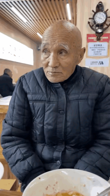 大爷：美女，我在这吃个饭，你晃来晃去的，我还能吃的下吗？