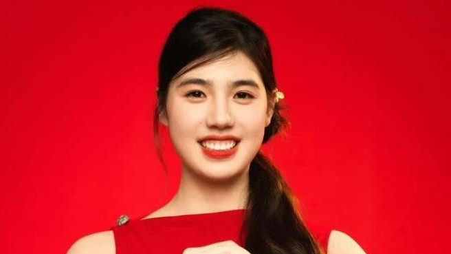 张雨霏竟是单亲女孩，元宵节和美女妈妈穿红裙合影，母女花很迷人