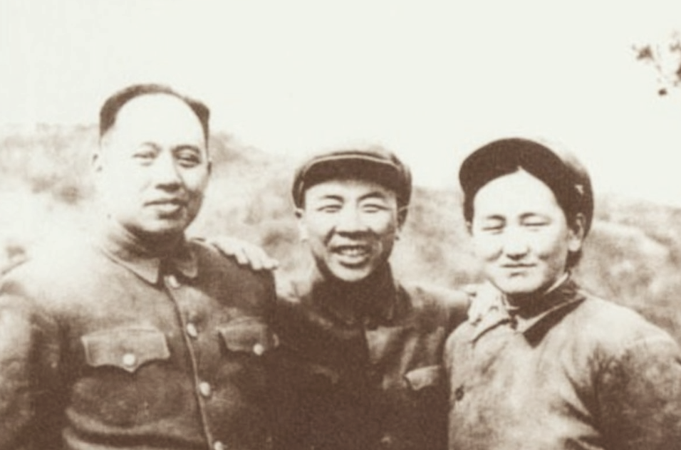 1934年9月，红2师训练队长曾思玉外出侦察途中，与大部队失散。来到1户老乡家里