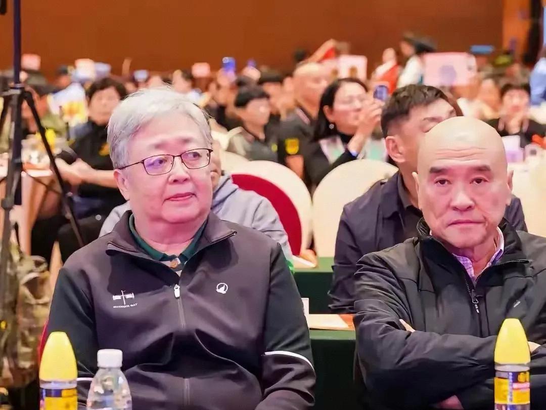 2025年1月，四野后代们举行联谊会，上百人参加。这两位分别是开国元帅罗荣桓的女