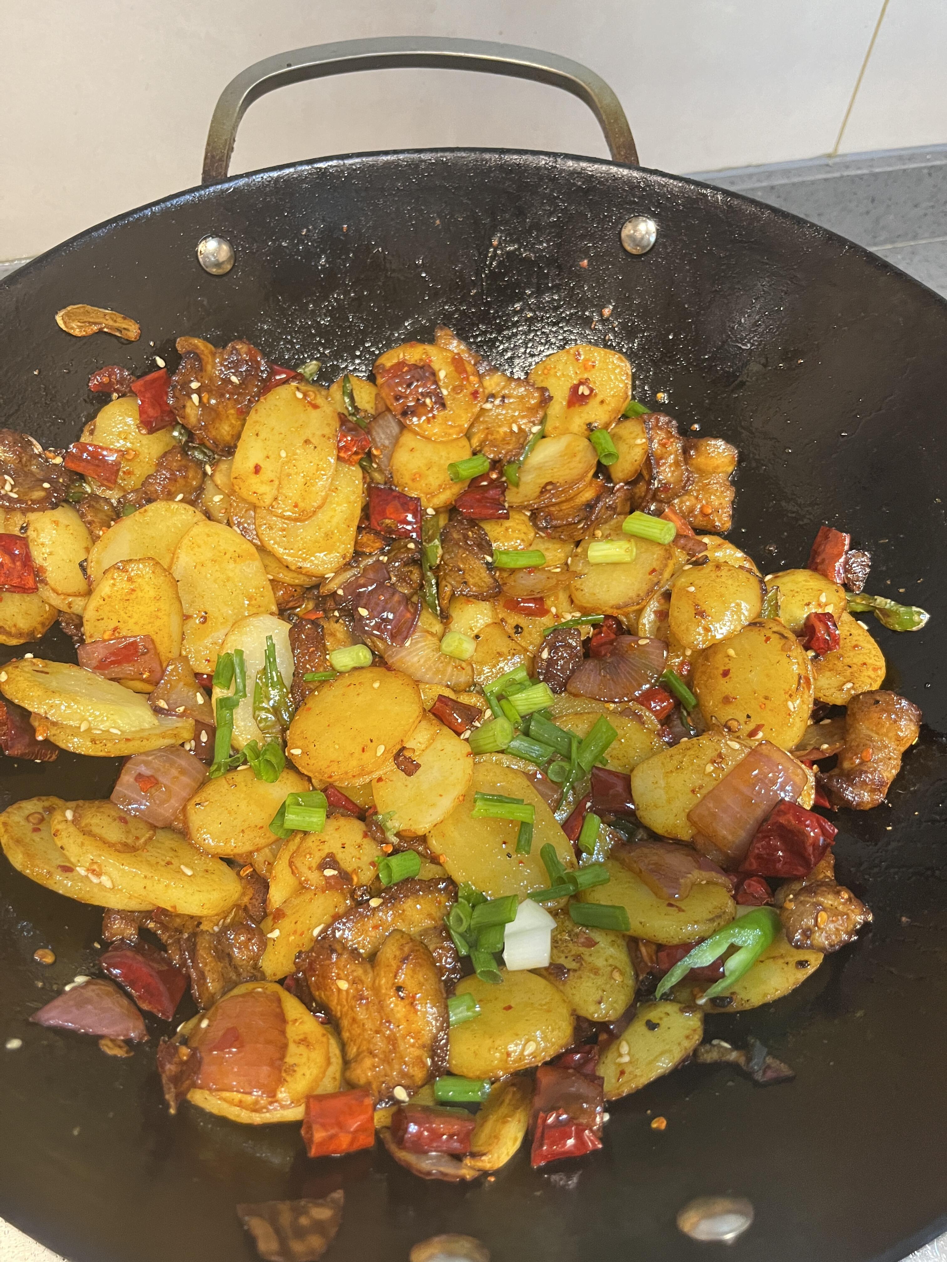 干锅土豆片！！真的香迷糊了～
真的太太太香了！土豆片煎的金黄酥脆，搭配五花肉，香