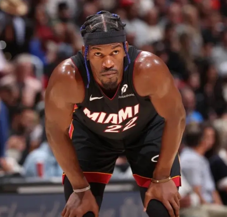 像极了分手的情侣！巴特勒在社媒放出自己当老板的视频，并表示“老板就是要鼓励自己的