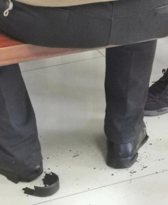 中午和同事在楼下的餐馆吃饭，看到邻桌的大叔的鞋，整个人都懵圈了，他这鞋是怎么了？