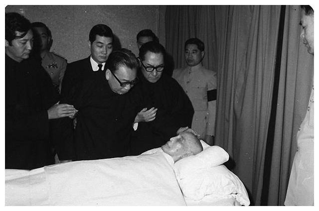 1975年4月5日晚蒋介石在士林官邸病危，抢救时蒋经国赶到失声痛哭情绪崩溃，宋美