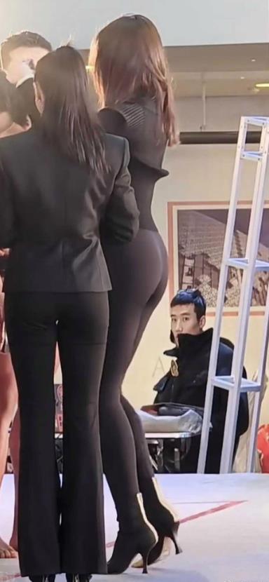 那哥们看得眼睛都直了！