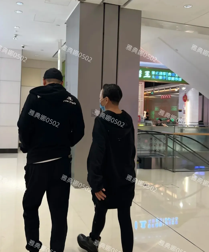 北京国贸又遇到宋丹丹了，10月底遇到过一次，她每次都是穿一身黑，梳着大背头，走路