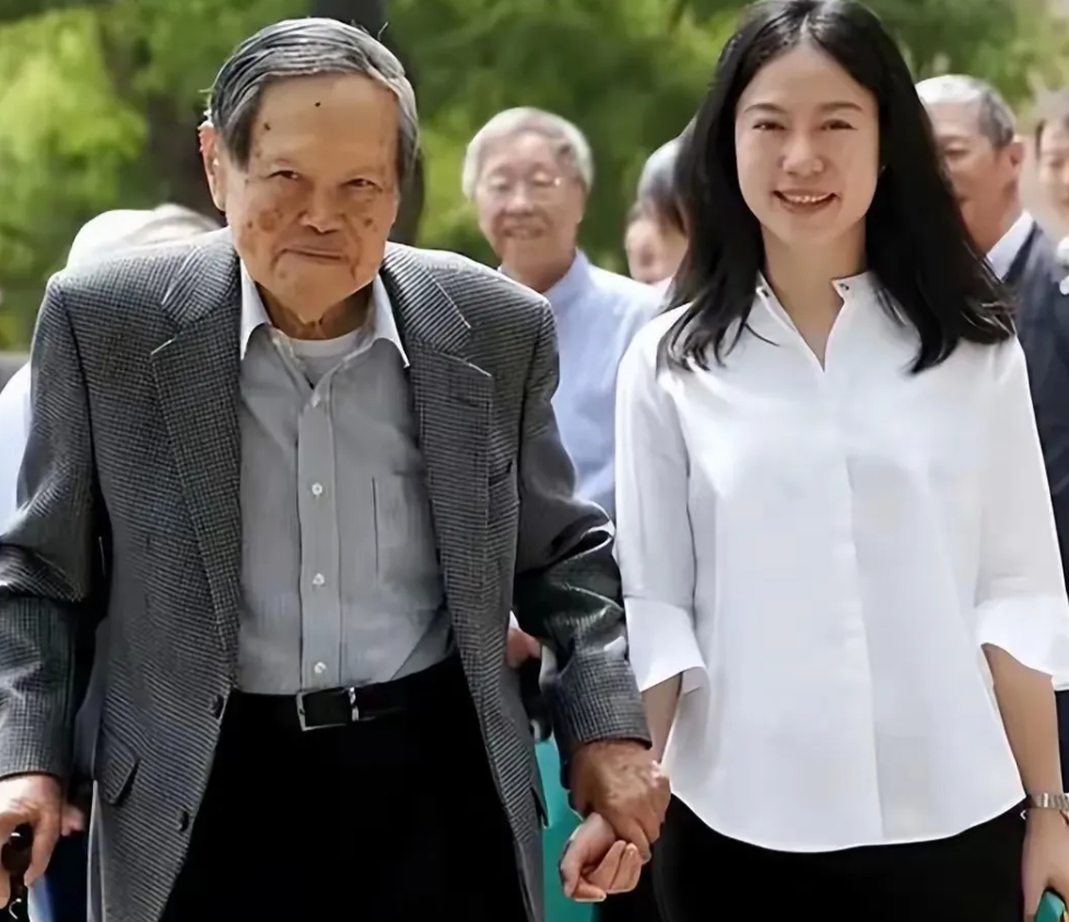 一次，杨先生带着翁帆去参加朋友聚会。
杨先生的朋友虽然大部分都白发苍苍了，可年轻