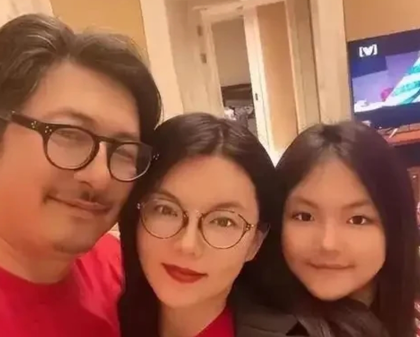 2月10日凌晨12点38分，王岳伦在社交平台上晒出李湘和王诗龄的合影，为李湘庆祝