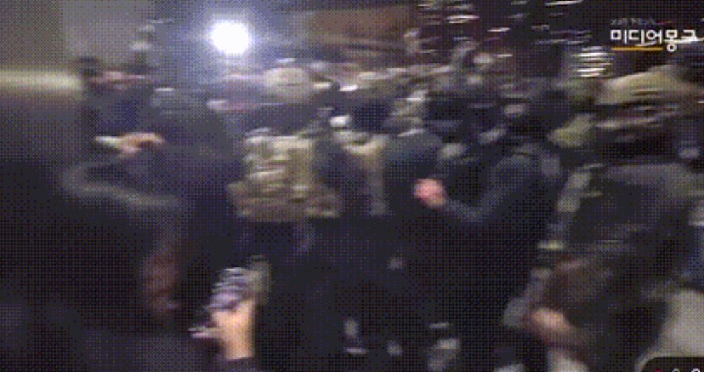 突发，今晚有大事发生了！
今晚，韩国总统尹锡悦宣布11点起，韩国全境紧急戒严。戒