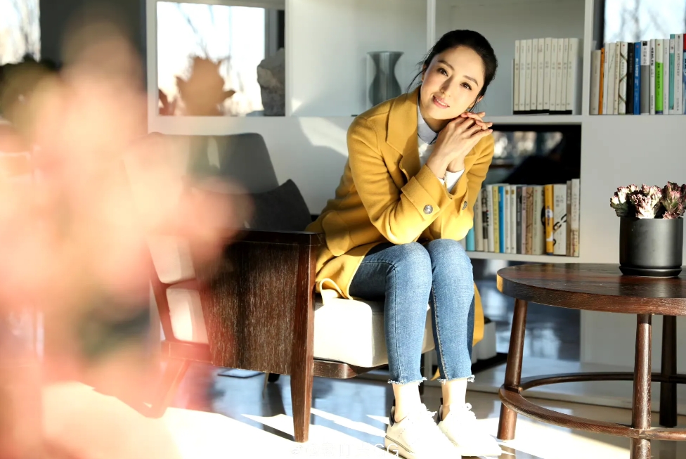 她真的就一副中国传统好儿媳的形象，怎么也变成离婚的单亲妈妈？她也确实也把好老婆做
