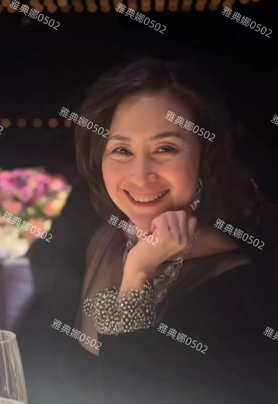 何超琼是真正的名媛富贵花，笑容特别亲切和善，62岁了依然美丽温婉优雅大方。
不愧