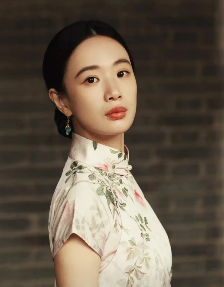 李梦真是个迷，让人越来越让人看不懂了

你说她漂亮吧
她的五官不够精致，嘴唇偏厚