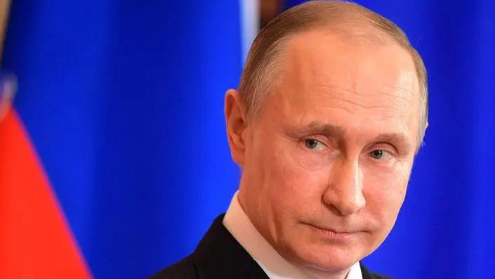 普京刚下车，突然一辆吉普车冲过来，他推开普京，拔出枪射杀了3名恐怖分子