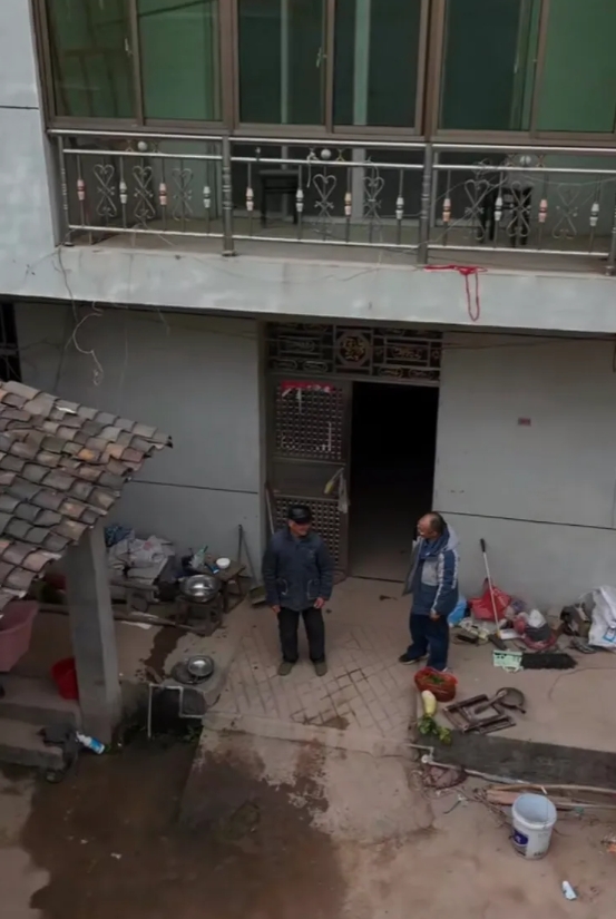 “金溪之眼”房主发声，儿媳妇再爆料。
金溪206国道现在已经具备通车条件，道路上