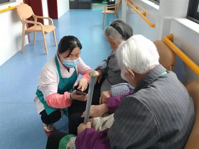 北京，女子把母亲送进养老院17天后，接到电话说她妈去世了，等她们飞奔到养老院，却