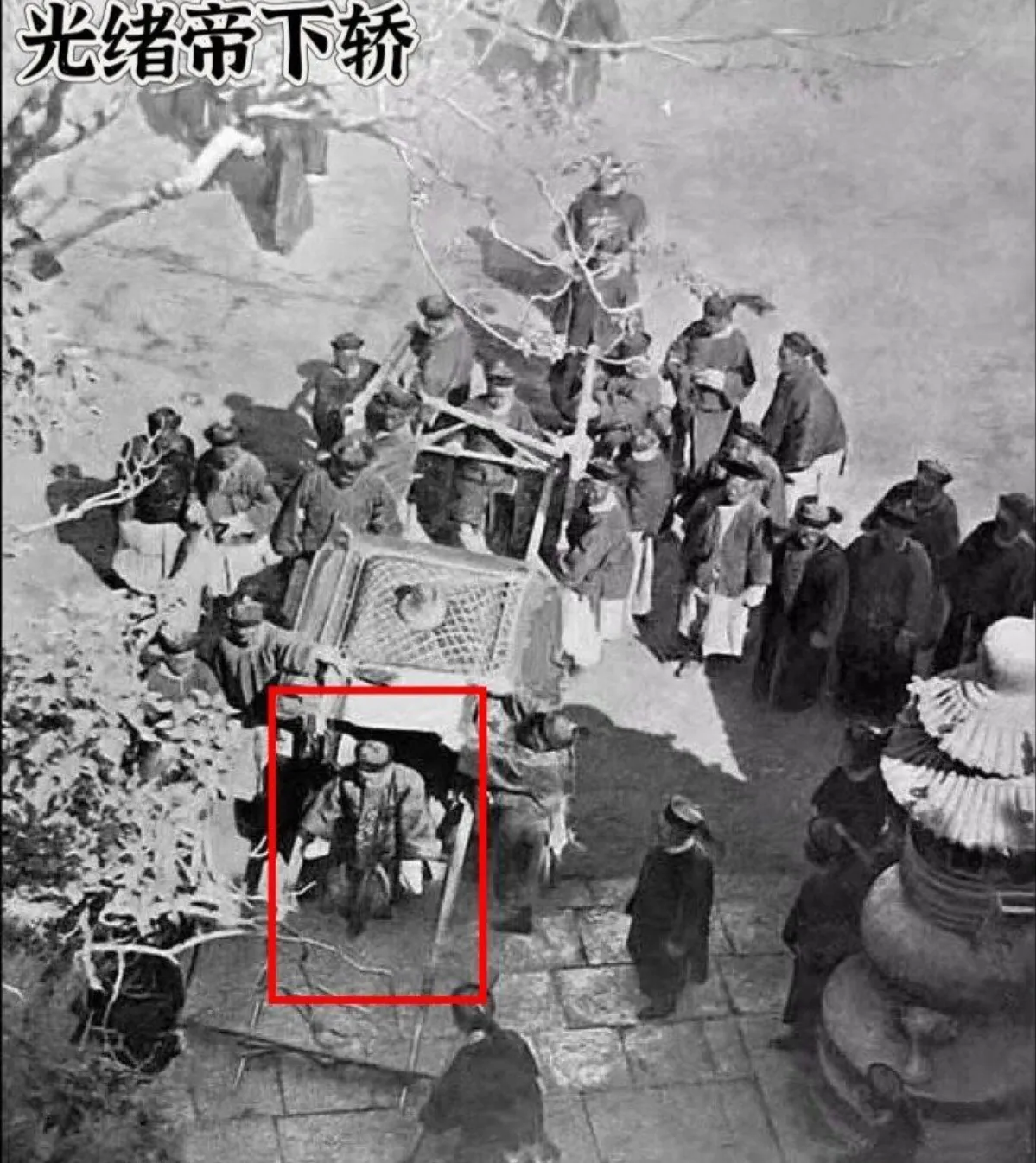 慈禧那么喜欢拍照，那经常和慈禧同框出现的光绪不可能没有照片。但事实上，光绪没有一