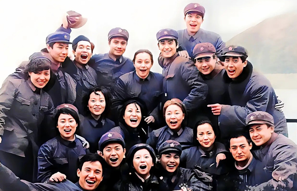 80年代，八一电影制片厂的演员们。镜头下的他们阵容强大，男士英武帅气，风度翩翩，