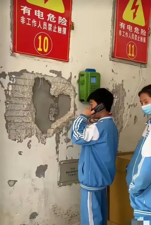 总算明白了为啥学校电话亭要装块钢板了