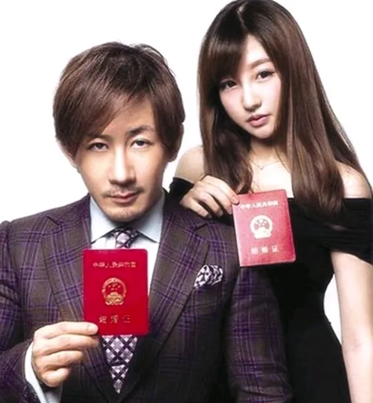 刘谦的妻子与儿子

1.妻子：王希怡，38岁，比刘谦小10岁。
北京人，富三代，