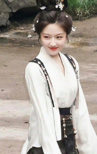 虽然女二比李兰迪更漂亮，但女主的气场和气质只有李兰迪能驾驭 ​​​