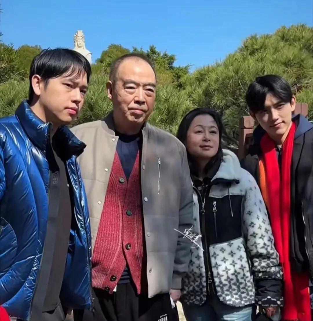 春节期间，陈凯歌一家四口出游曝光！他们参观游玩、拜妈祖、又去龙泉寺祈福拜佛，看起