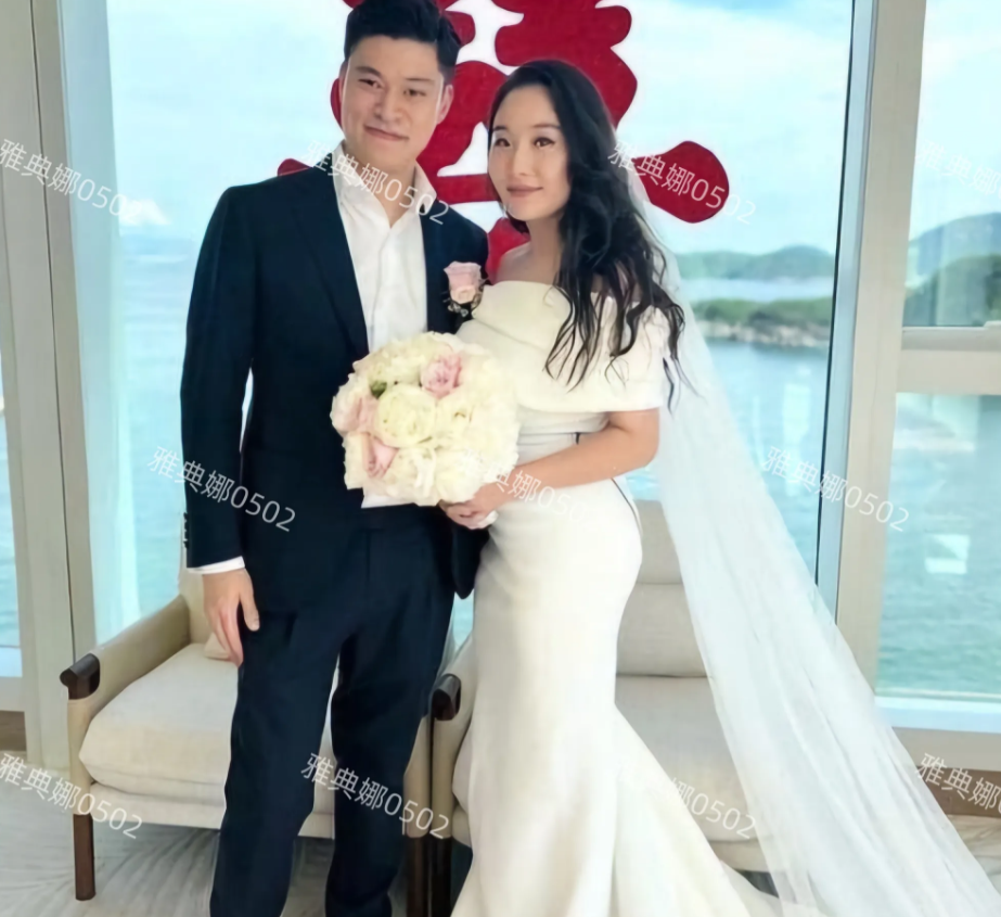 梁家辉的女婿虽然是个素人却长了一张明星脸，乍一看还以为是孙杨呢，太像了！