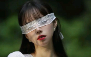 纱布被揭开的那一刹那，我激动地站在女友面前，没想到她看了我一眼，直接扑进了我兄弟的怀里……