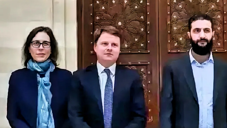 朱拉尼狐狸尾巴露出来了！

朱拉尼与美国代表见面时全程用英语交流，这并不意外，因