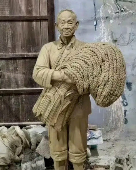 这是一位雕塑师傅花了3个月时间做出来的雕像，看到这个雕像我哭了，你们还记得他吗？