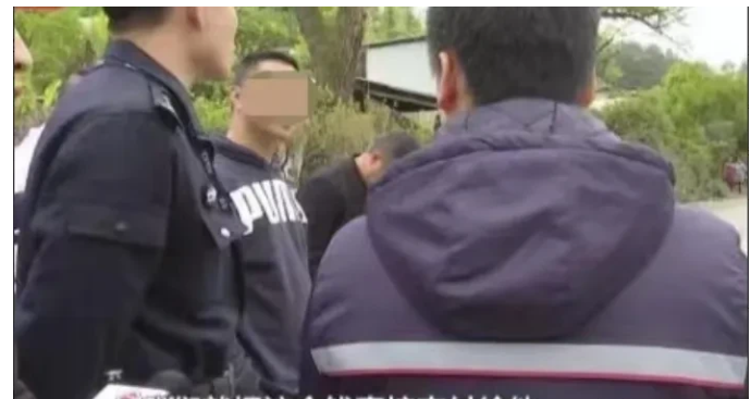 贵州贵阳，一司机驾驶货车，行驶到一处拐弯时发生侧翻，恰好压在了别人的树上。男子想
