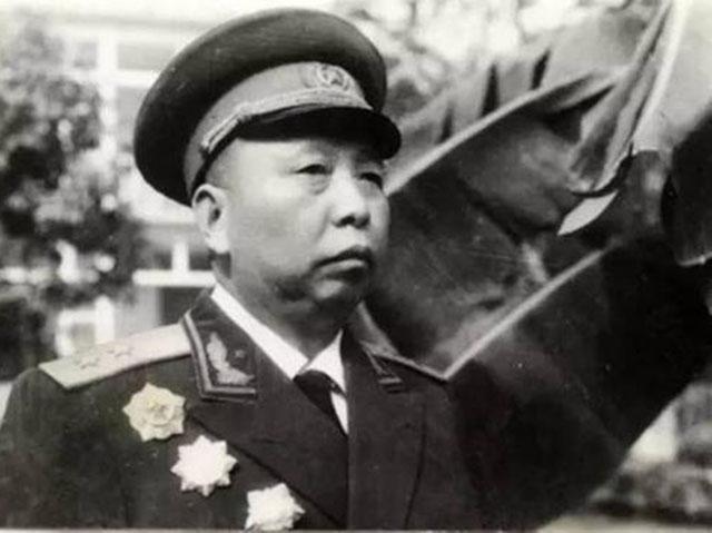 上世纪70年代的一天，沈阳军区副司令邓岳少将刚刚下班，服役的大儿子打来了一通电话
