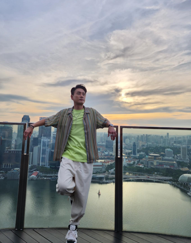 香港著名男星黄宗泽的近照，今年已经42岁还是单身，当年错过胡杏儿好可惜