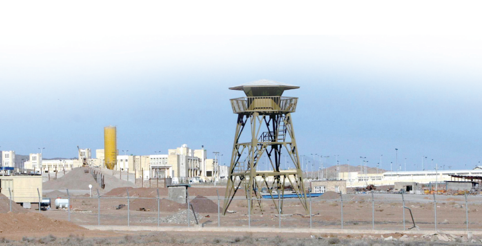 伊朗针锋相对。11月21日，国际原子能机构通过了美英法德提交的涉伊决议，批评伊朗