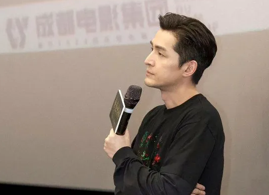 胡歌成都路演给我带来了很多深刻的感受。我被他的真诚和谦逊所感动。在路演现场，他总