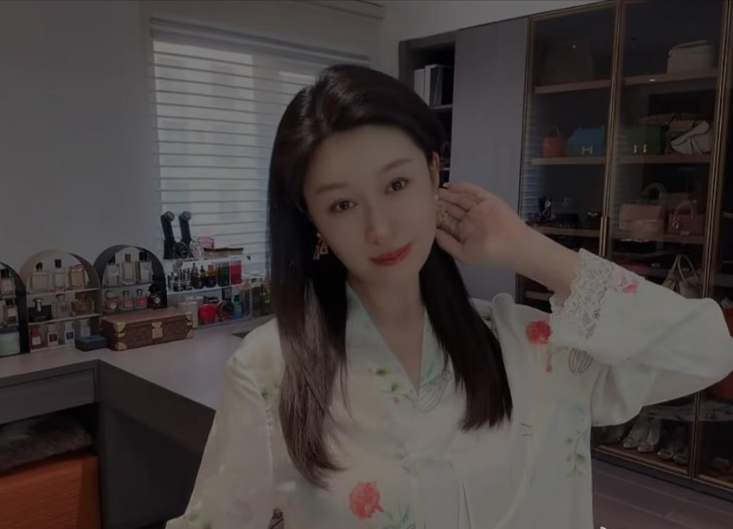 传说中的李雨晴妈妈，一天一套装饰接幼儿园娃。